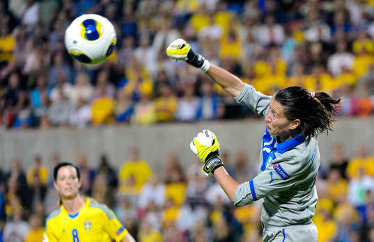 Italiens målvakt Chiara Marchitelli boxar ut bollen i matchen mellan Sverige och Italien