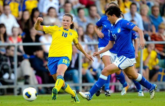 Sveriges Jessica Samuelsson passar bollen i matchen mellan