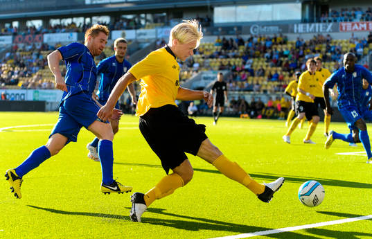 Elfsborgs Johan Larsson skjuter bollen