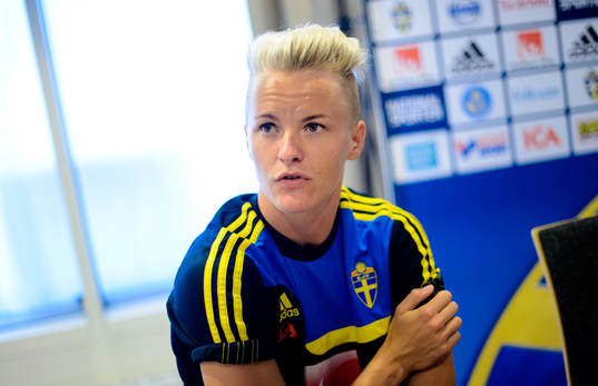 Sveriges Nilla Fischer blir intervjuad