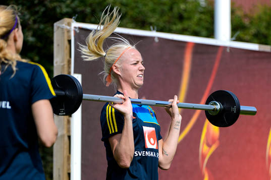 Sveriges Caroline Seger gör fysövningar