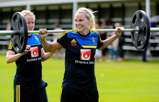 Sveriges Lisa Dahlkvist gör fysövningar