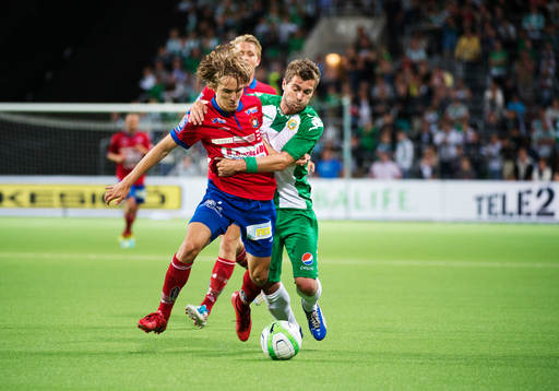 Örgrytes Jakob Lindström utmanas av Hammarbys Christophe