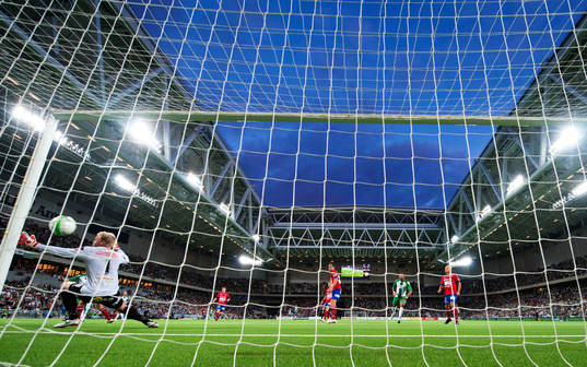 Hammarbys Christophe Lallet skjuter bollen i stolpen bakom