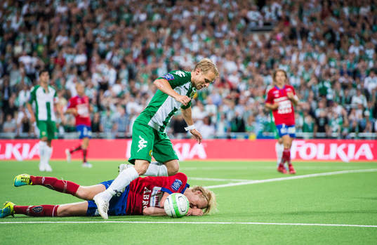 Hammarbys Erik Sundin jagar boll över Örgrytes Jacob