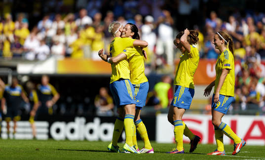 Mål 4-0 av Sveriges Lotta Schelin som kramar Nilla Fischer