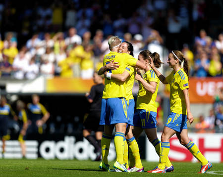 Mål 4-0 av Sveriges Lotta Schelin som kramar Nilla Fischer