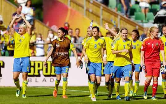 Svenska laget med Nilla Fischer, Olivia Schough, Lotta Schelin, Lisa Dahlkvist och målvakt Kristin Hammarström  främst i kvartsfinalen mellan Sverige och Island