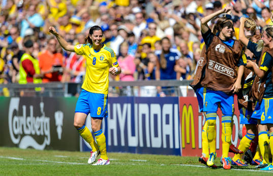 Sveriges Lotta Schelin dansar med spelarna på bänken efter att hon gjort 3-0 i kvartsfinalen mellan Sverige och Island