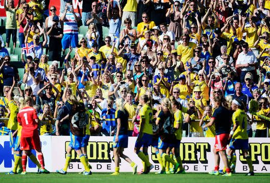 Sveriges lag tackar publiken efter matchen i kvartsfinalen mellan Sverige och Island
