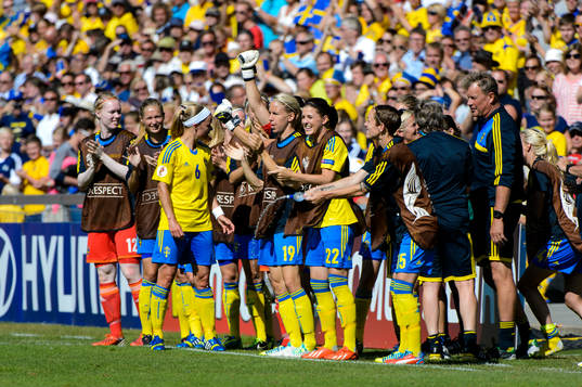 De svenska spelarna på bänken jublar efter 4-0 genom Lotta Schelin (ej i bild) i kvartsfinalen mellan Sverige och Island
