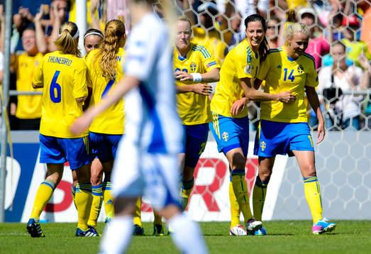 Sveriges Lotta Schelin och Josefine Öqvist firar efter 2-0 i kvartsfinalen mellan Sverige och Island