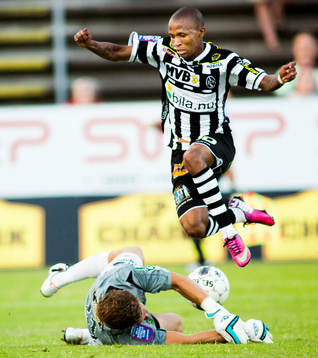 Landskronas Amethyst Bradley Ralani med ett friläge som Varbergs målvakt Dan Sadé räddar i fotbollsmatchen i Superettan mellan Landskrona och Varberg den 22 juli 2013 i Landskrona.