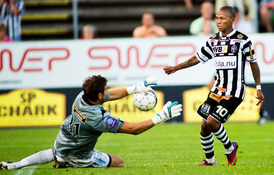Landskronas Amethyst Bradley Ralani med ett friläge som Varbergs målvakt Dan Sadé räddar i fotbollsmatchen i Superettan mellan Landskrona och Varberg den 22 juli 2013 i Landskrona.