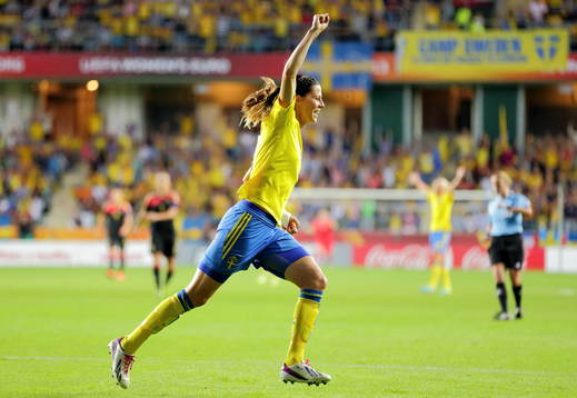 Bortdömt mål av Sveriges Lotta Schelin som jublar med domaren Esther Staubli i bakgrunden i semifinalen mellan Sverige och Tyskland