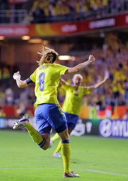 Bortdömt mål av Sveriges Lotta Schelin som jublar  i