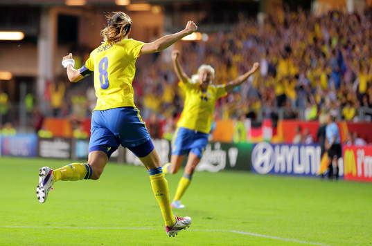 Bortdömt mål av Sveriges Lotta Schelin som jublar  i semifinalen mellan Sverige och Tyskland