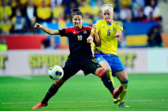 Tysklands Dzsenifer Marozsán och Sveriges Nilla Fischer i närkamp i semifinalen mellan Sverige och Tyskland