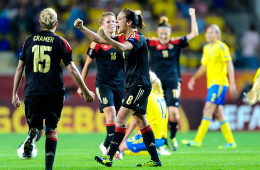 Tysklands Nadine Kessler jublar efter slutsignalen i semifinalen mellan Sverige och Tyskland