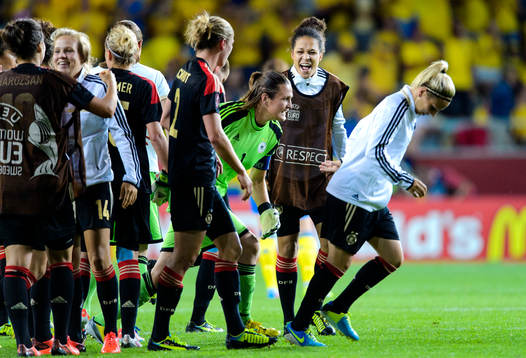 Tysklands Célia Okoyino da Mbabi jublar efter slutsignalen i semifinalen mellan Sverige och Tyskland