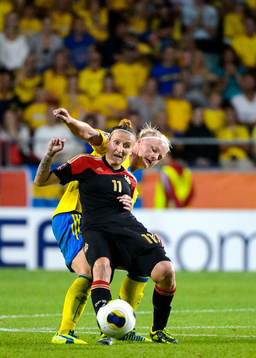 Tysklands Anja Mittag i närkamp med Sveriges Nilla Fischer i semifinalen mellan Sverige och Tyskland