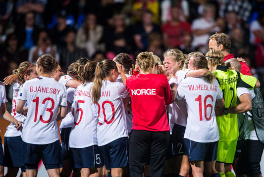 Jubel och glädje i Norge efter straffarna i matchen mellan Norge och Danmark