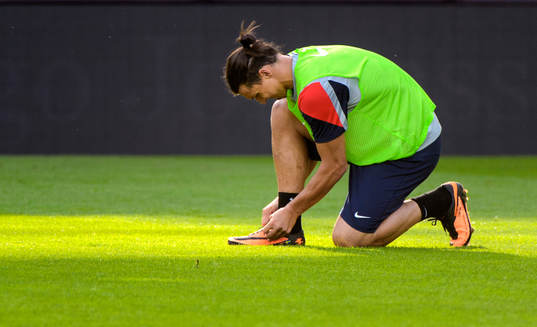 Zlatan Ibrahimovic knyter skorna