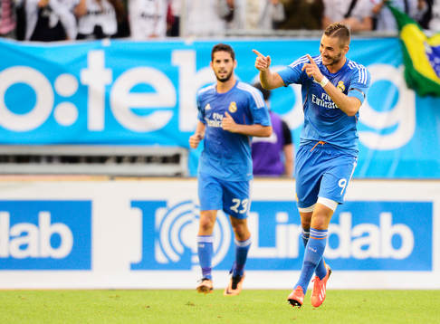 Real Madrids Karim Benzema jublar efter sitt 1-0 mål