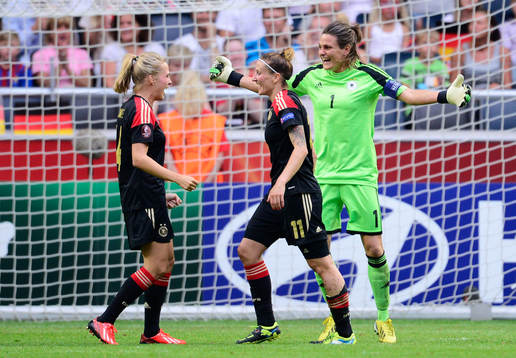 Tysklands målvakt Nadine Angerer jublar efter slutsignalen i matchen mellan Tyskland och Norge
