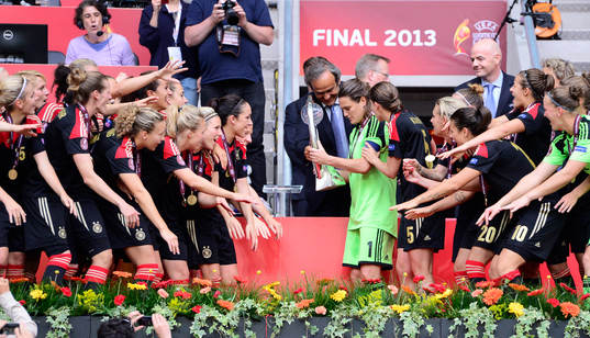 Tysklands målvakt Nadine Angerer får pokalen av Michel