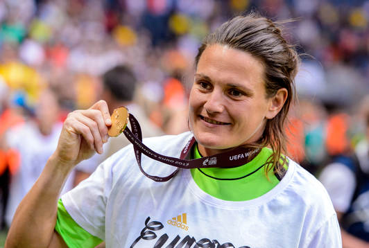 Tysklands målvakt Nadine Angerer poserar med guldmedaljen efter matchen mellan Tyskland och Norge