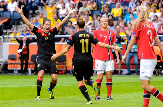 Tysklands Célia Okoyino da Mbabi jublar efter Anja Mittag gjort 1-0 i matchen mellan Tyskland och Norge
