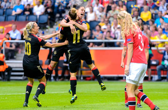 Tysklands Lena Goessling, Célia Okoyino da Mbabi och Anja Mittag jublar efter 1-0 genom Anja Mittag i matchen mellan Tyskland och Norge