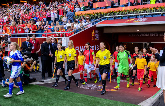 Lagen kommer in på arenan i matchen mellan Tyskland och