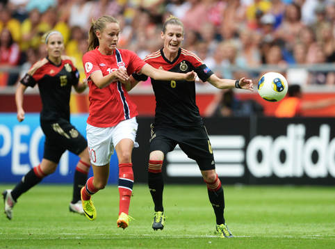 Norges Caroline Hansen och Tysklands Nadine Kessler i matchen mellan Tyskland och Norge