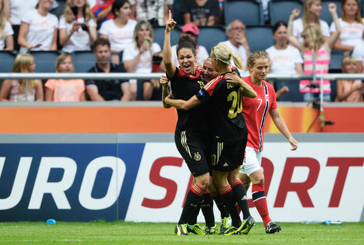 Tysklands Anja Mittag kramas om efter 1-0 av Célia Okoyino da Mbabi och Lena Goessling i matchen mellan Tyskland och Norge