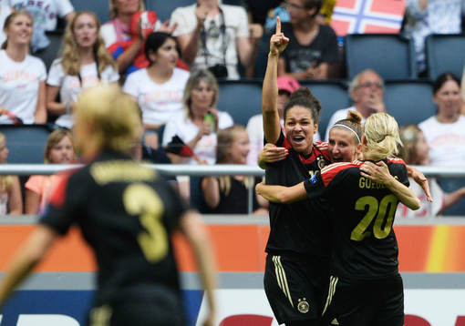 Tysklands Anja Mittag kramas om efter 1-0 av Célia Okoyino da Mbabi och Lena Goessling i matchen mellan Tyskland och Norge