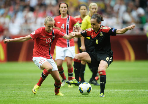 Norges Caroline Hansen och Tysklands Nadine Kessler i matchen mellan Tyskland och Norge