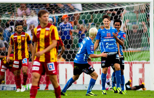 Halmstads Marcus Antonsson jublar tillsammans med Antonio Rojas och Kristoffer Thydell
