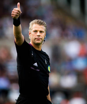 Domare Tobias Mattsson från Karlstad i fotbollsmatchen i Allsvenskan mellan Halmstad och Syrianska den 29 juli 2013 i Halmstad.