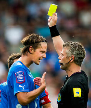 Halmstads Fredrik Liverstam får gult kort