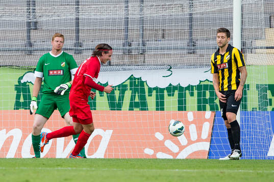 FC Thuns Luca Zuffi jublar efter att ha nickat in 1-0 bakom Häckens målvakt Christoffer Källqvist