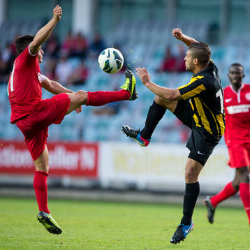 FC Thuns Dennis Hediger i kamp med Häckens Moestafa El Kabir