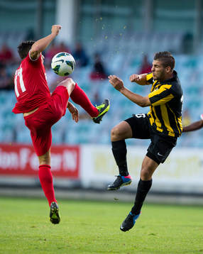 FC Thuns Dennis Hediger i kamp med Häckens Moestafa El Kabir