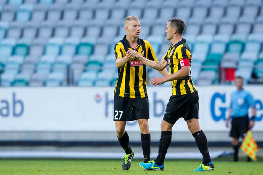 Häckens Simon Gustafson jublar ihop med målskytten Martin Ericsson efter att han reducerat till 1-2