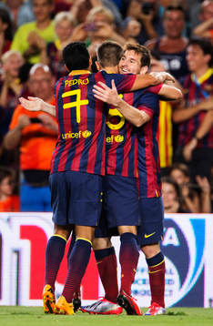 Barcelonas Lionel Messi (h) kramas om av sina lagkamrater efter att han gjort 1-0