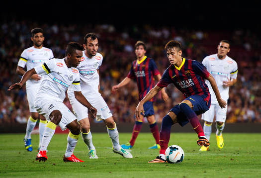 Barcelonas Neymar Jr (h) utmanar spelare i Santos