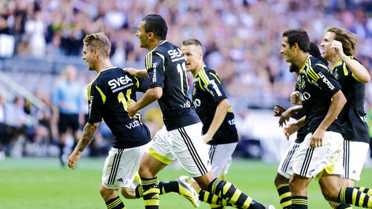 s Martin Lorentzson som leder jublet till AIK:s Daniel Tjernström som gör sin sista match i AKS:s dress i fotbollsmatchen mellan AIK och Elfsborg i Allsvenskan den 03 augusti 2013 i Stockholm.