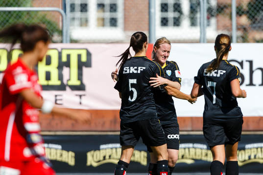 Göteborgs Marie Hammarström (m) gratuleras av Yael Averbuch (v) och Catrine Dyngvold efter 1-0 målet