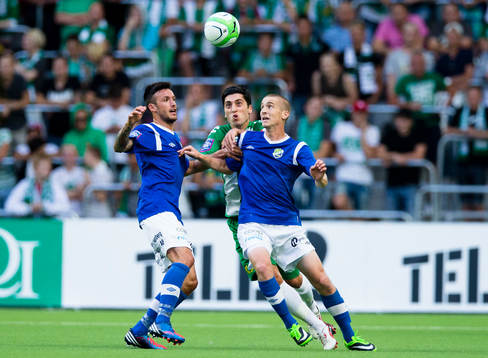 Hammarbys Nahir Besara försöker nå bollen bakom Ljungskiles Amir Suljic och Paul Tracy (h)